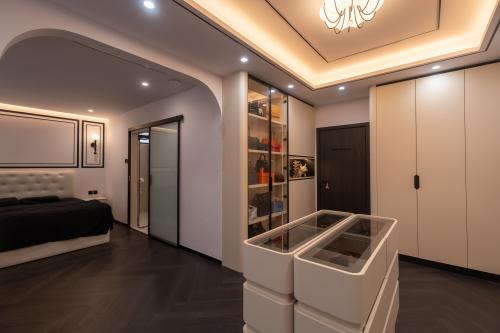 Modern Walk-in Wardrobe at Fengli Garden