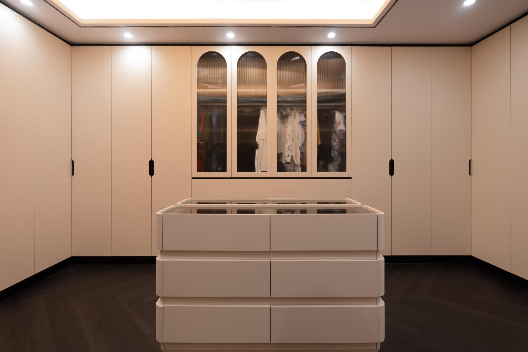 Modern Walk-in Wardrobe with Mirror and Wardrobe