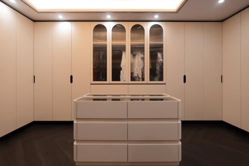 Modern Walk-in Wardrobe at Fengli Garden