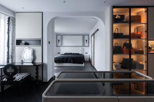 Modern Walk-in Wardrobe at Fengli Garden