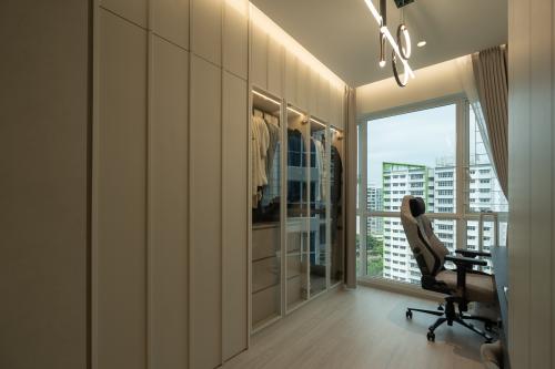 Contemporary Walk-in Wardrobe at Tampines Trilliant