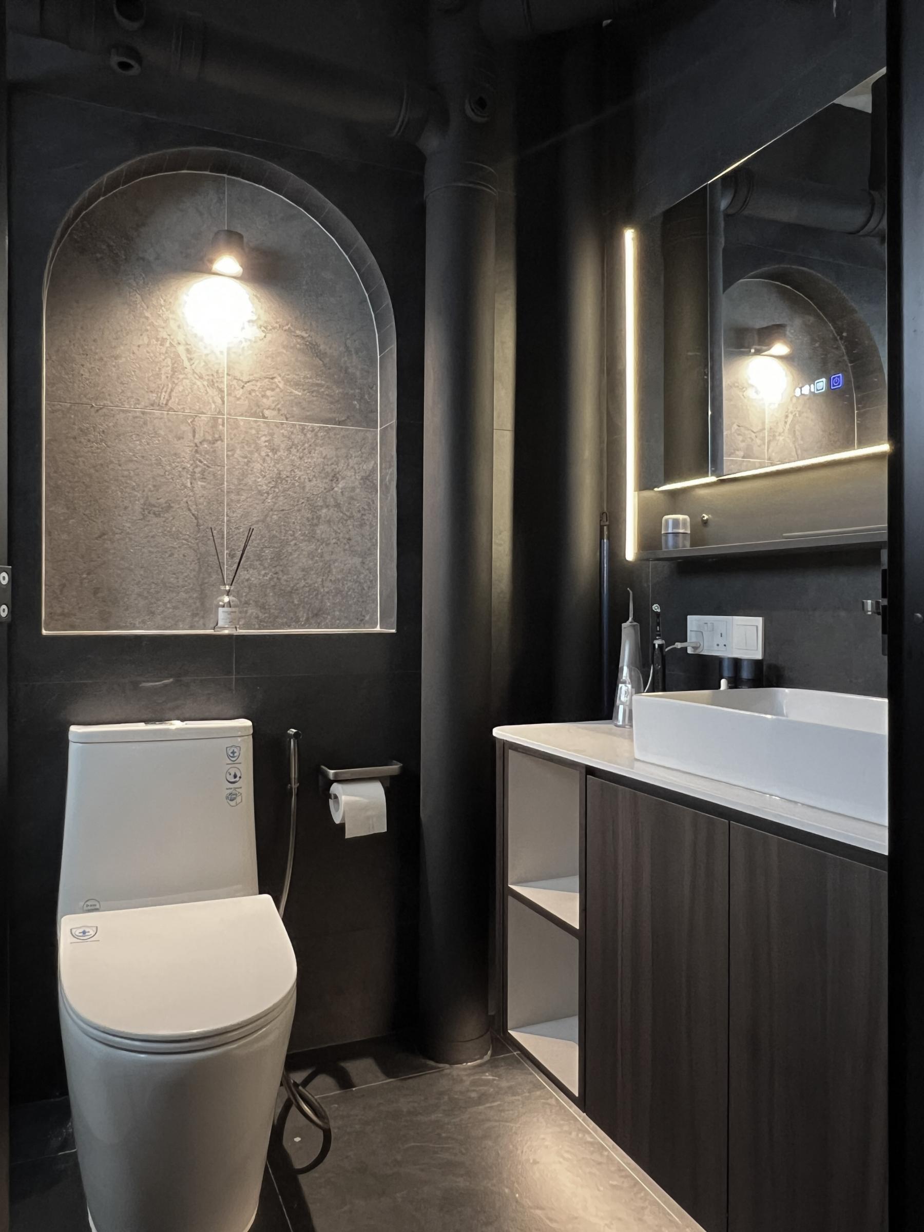 Modern Bathroom with Countertop and Homogeneous Tiles