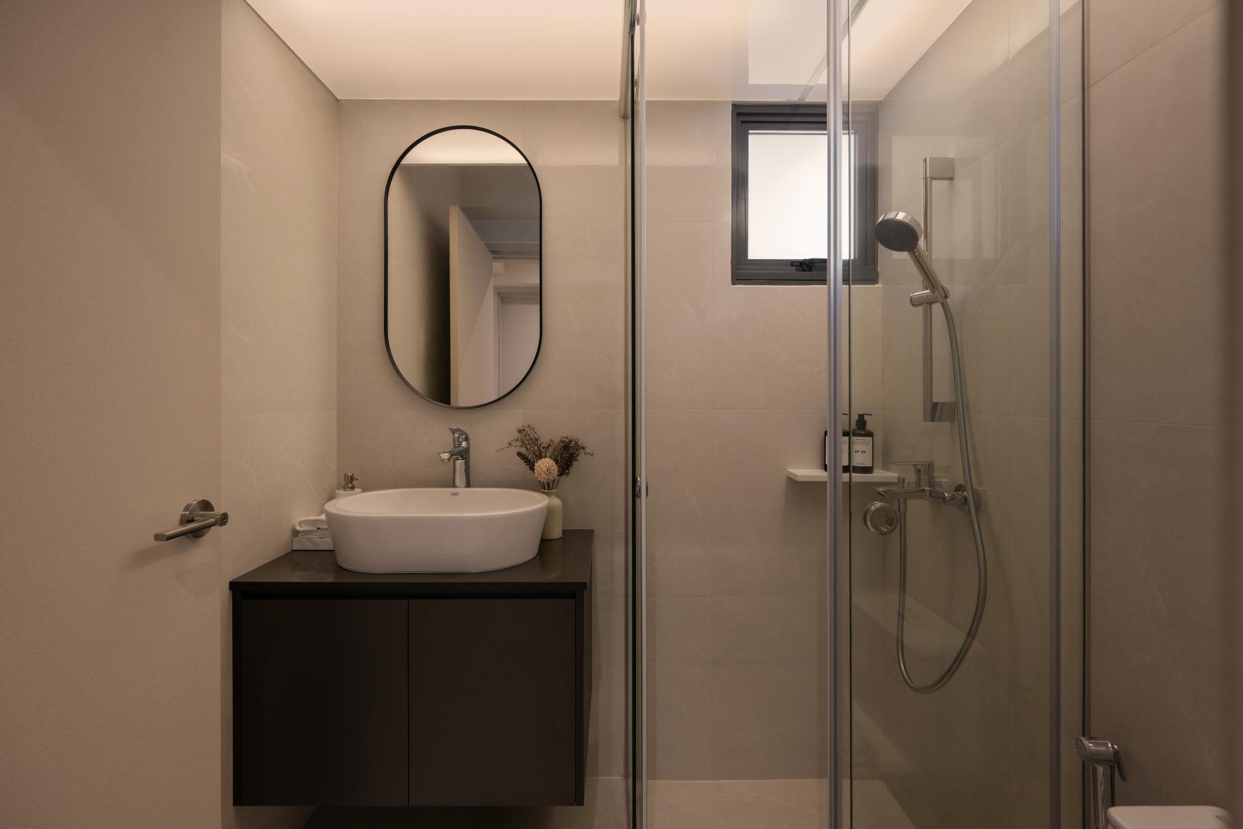 Contemporary Bathroom with Mirror and Vanity Counter
