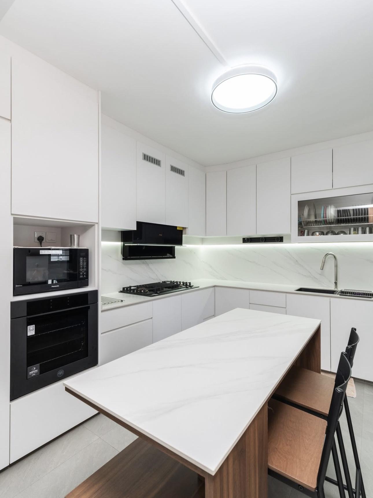 Minimalist Kitchen with Countertop and Homogeneous Tiles