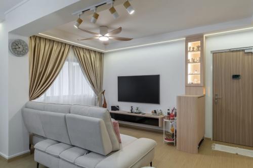 Minimalist Living Room at 270 BISHAN ST 24