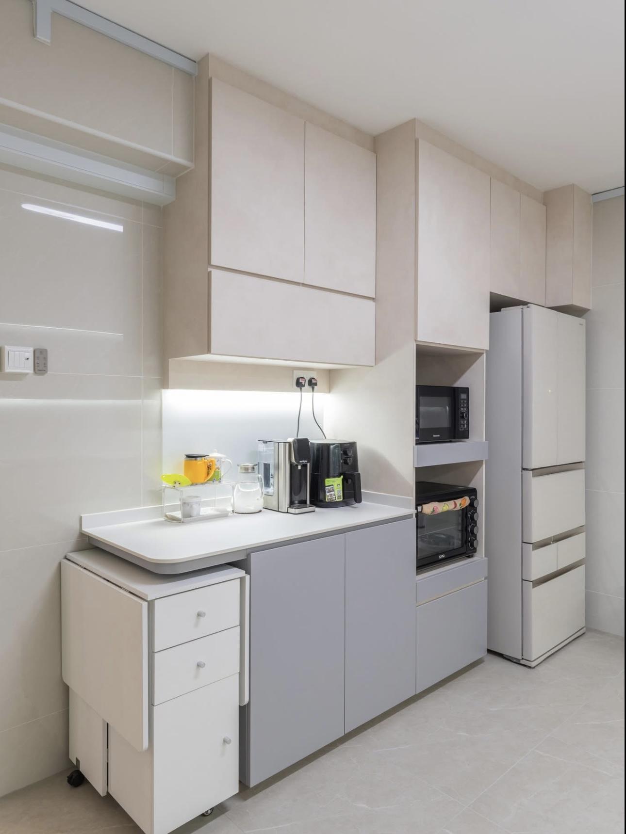 Minimalist Kitchen with Countertop and Homogeneous Tiles