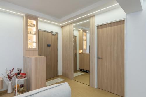 Minimalist Entryway at 270 BISHAN ST 24