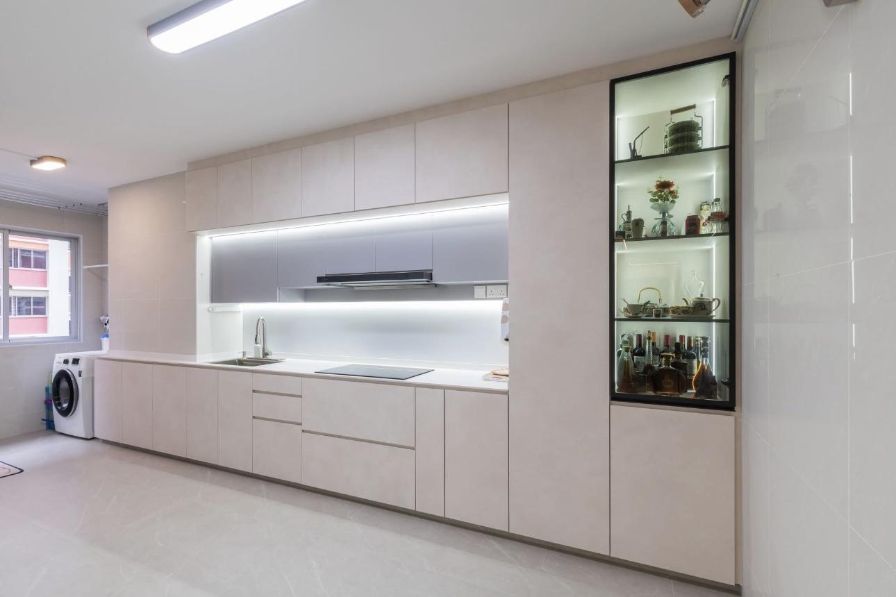 Minimalist Kitchen with Homogeneous Tiles and Cupboard