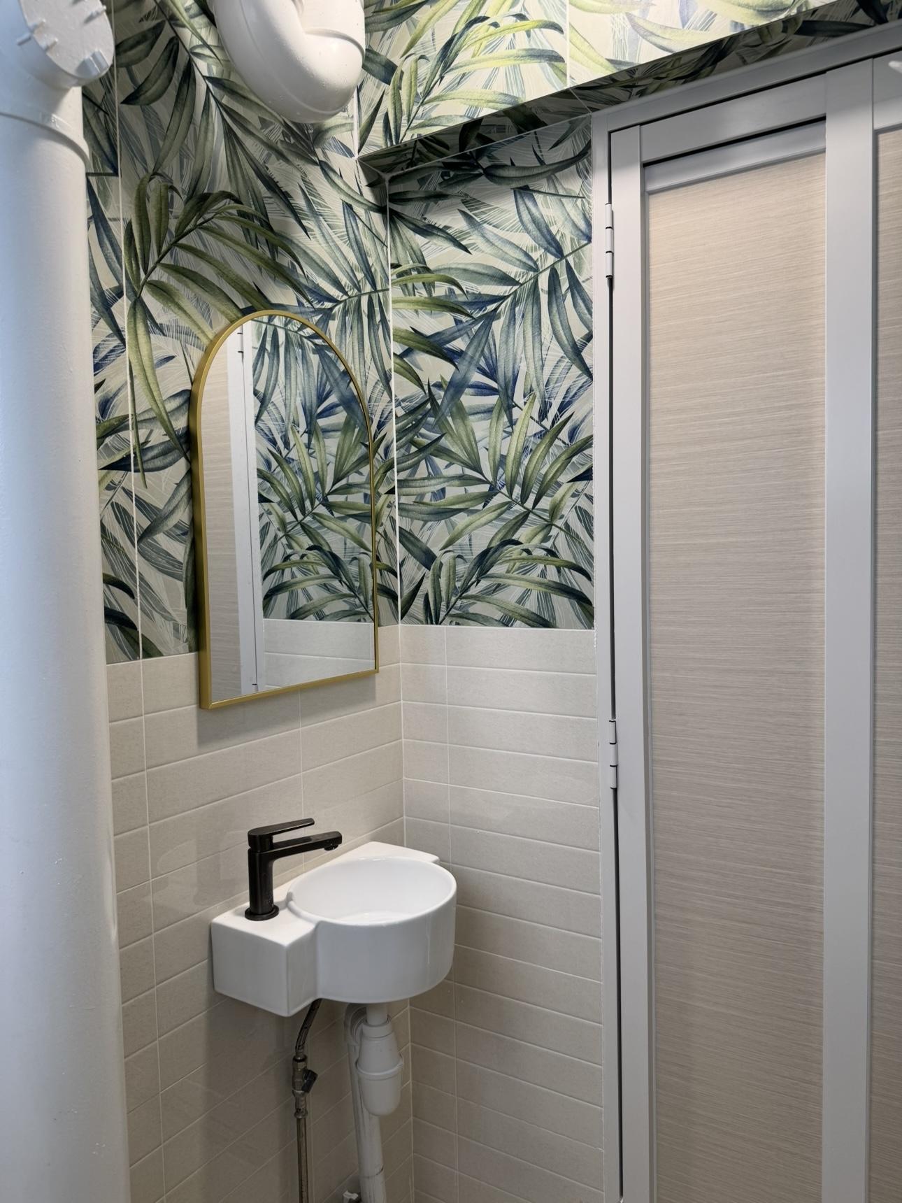 Minimalist Bathroom with Homogeneous Tiles and Mirror