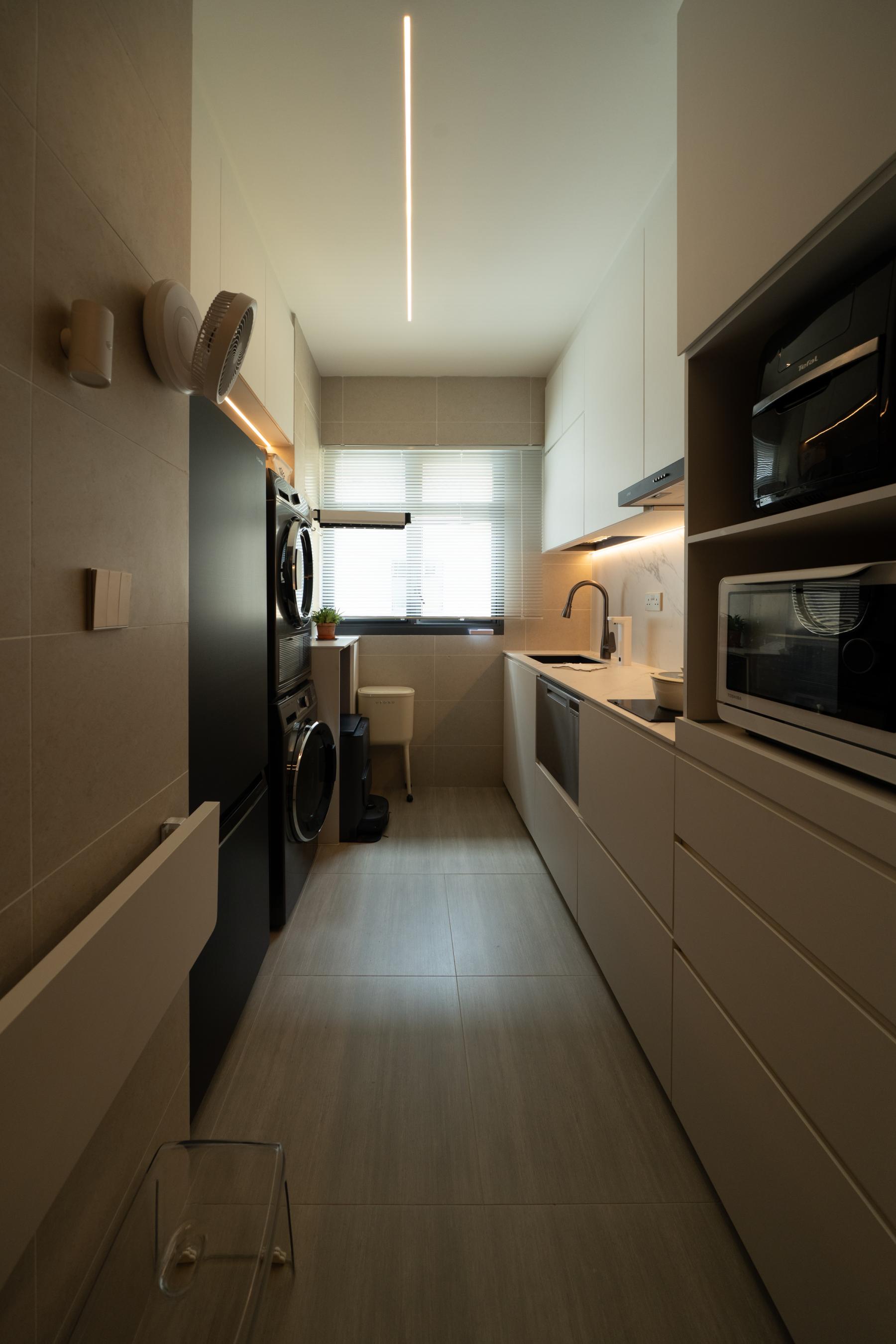 Contemporary Kitchen with Homogeneous Tiles and Herringbone Tiling