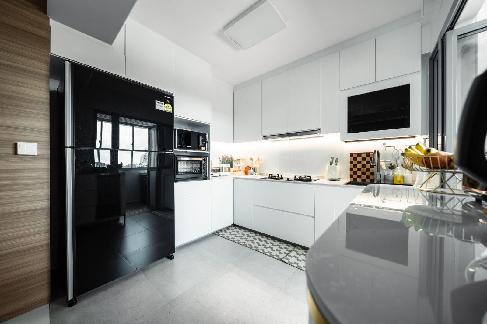Contemporary Kitchen with Countertop and Kitchen Backsplash