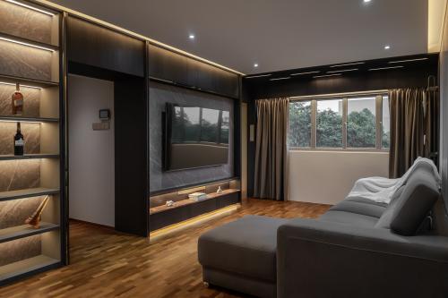 Modern Living Room at 808 Woodlands St 81