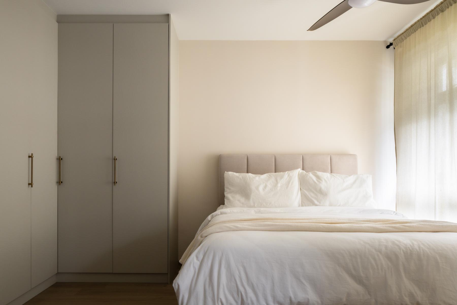 Minimalist Bedroom with Vinyl Flooring and Wardrobe