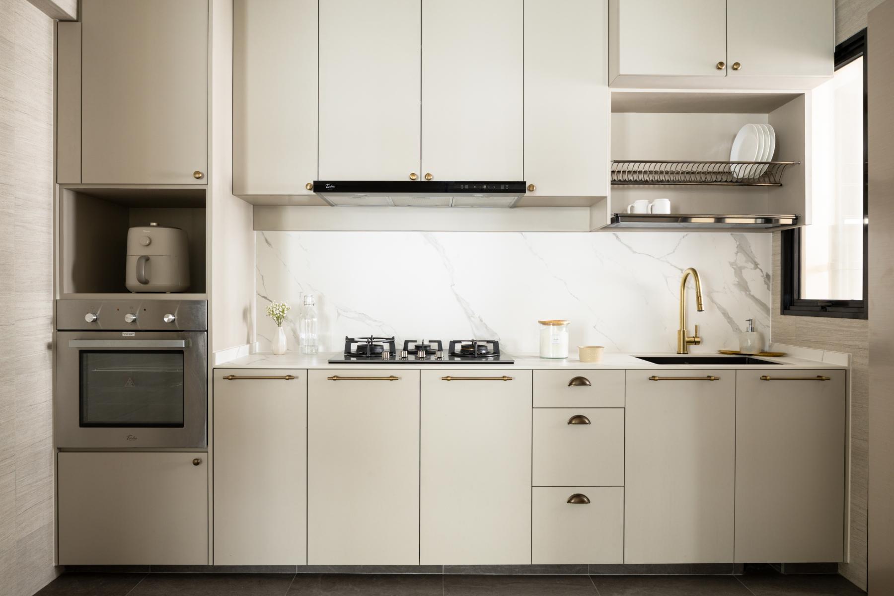 Minimalist Kitchen with Countertop and Kitchen Backsplash