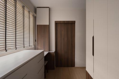 Scandinavian Walk-in Wardrobe at Blk 500 Serangoon North Ave 4