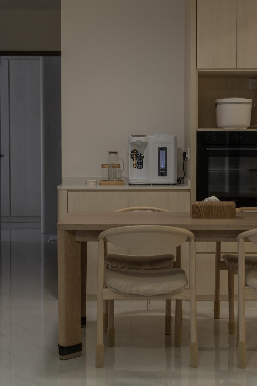 Minimalist Kitchen with Open Kitchen and Kitchen Cabinets