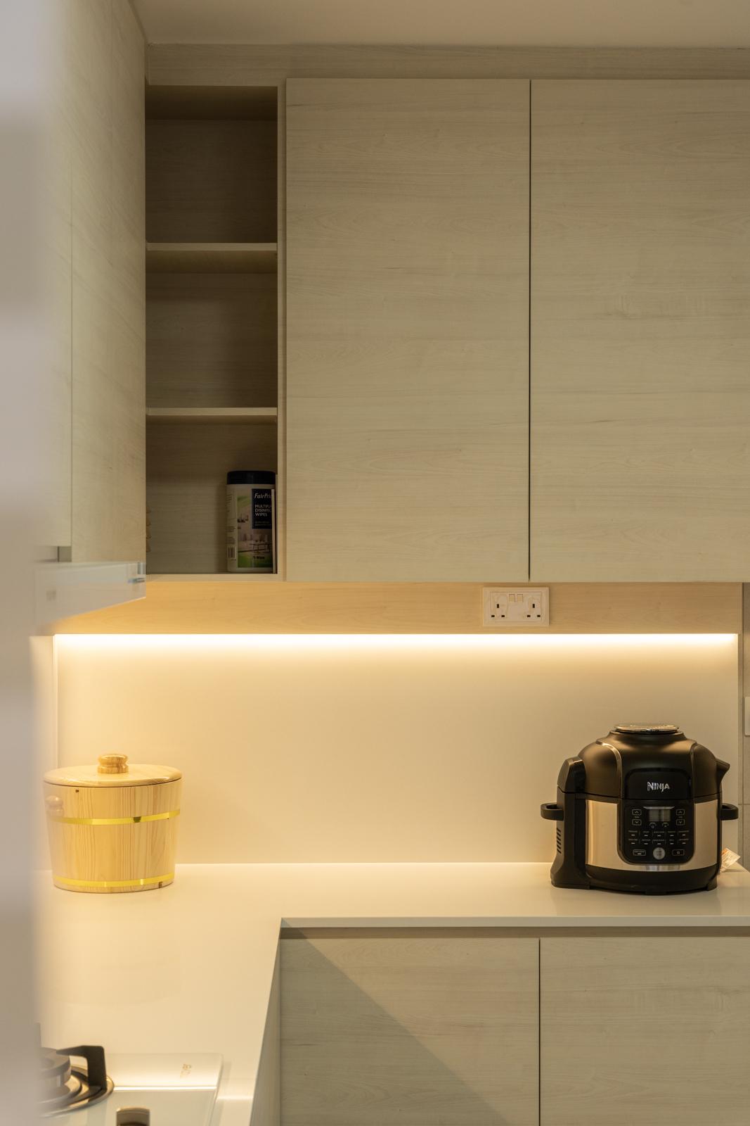 Minimalist Kitchen with Homogeneous Tiles and Kitchen Backsplash