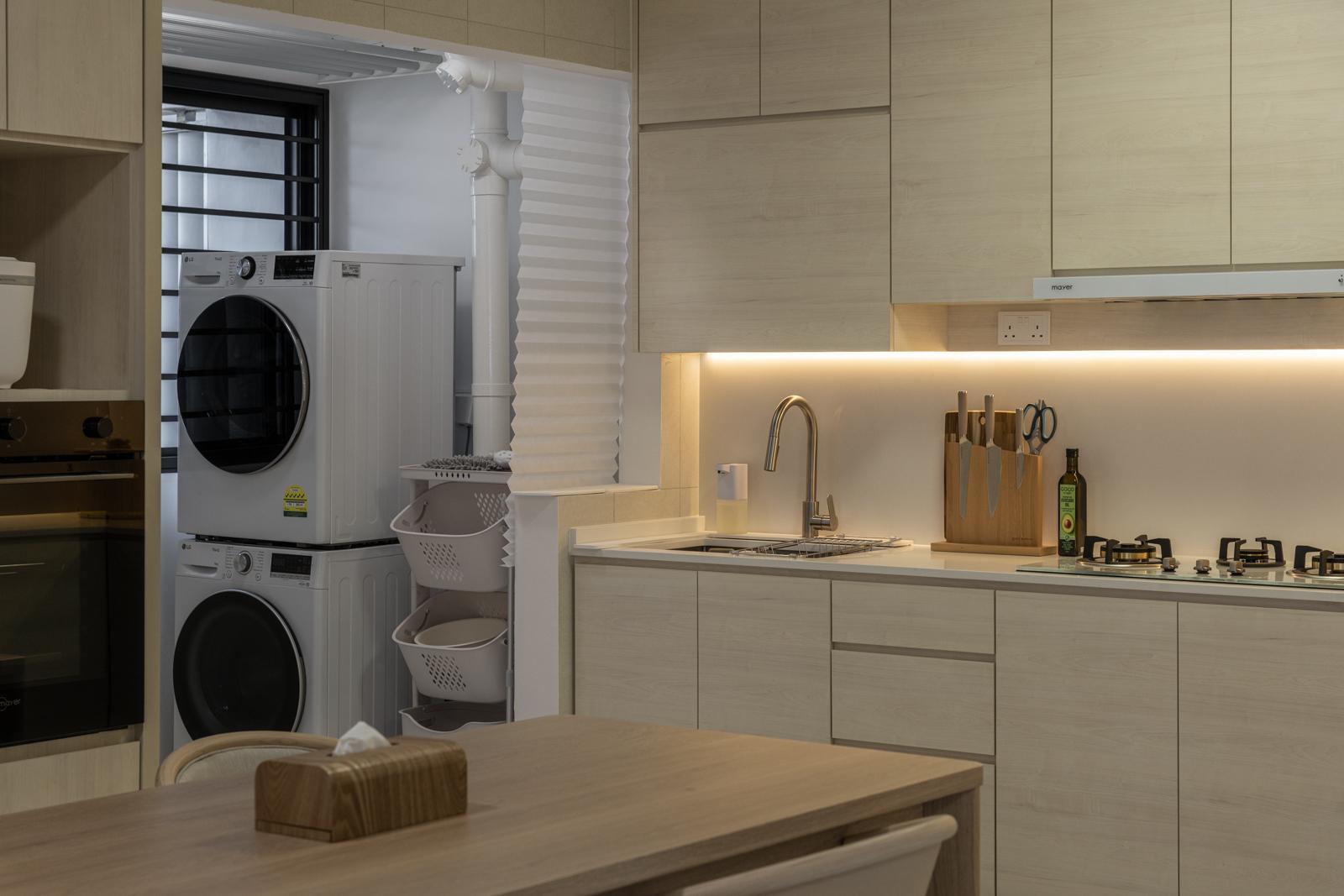 Minimalist Kitchen with Kitchen Backsplash and Kitchen Accessories