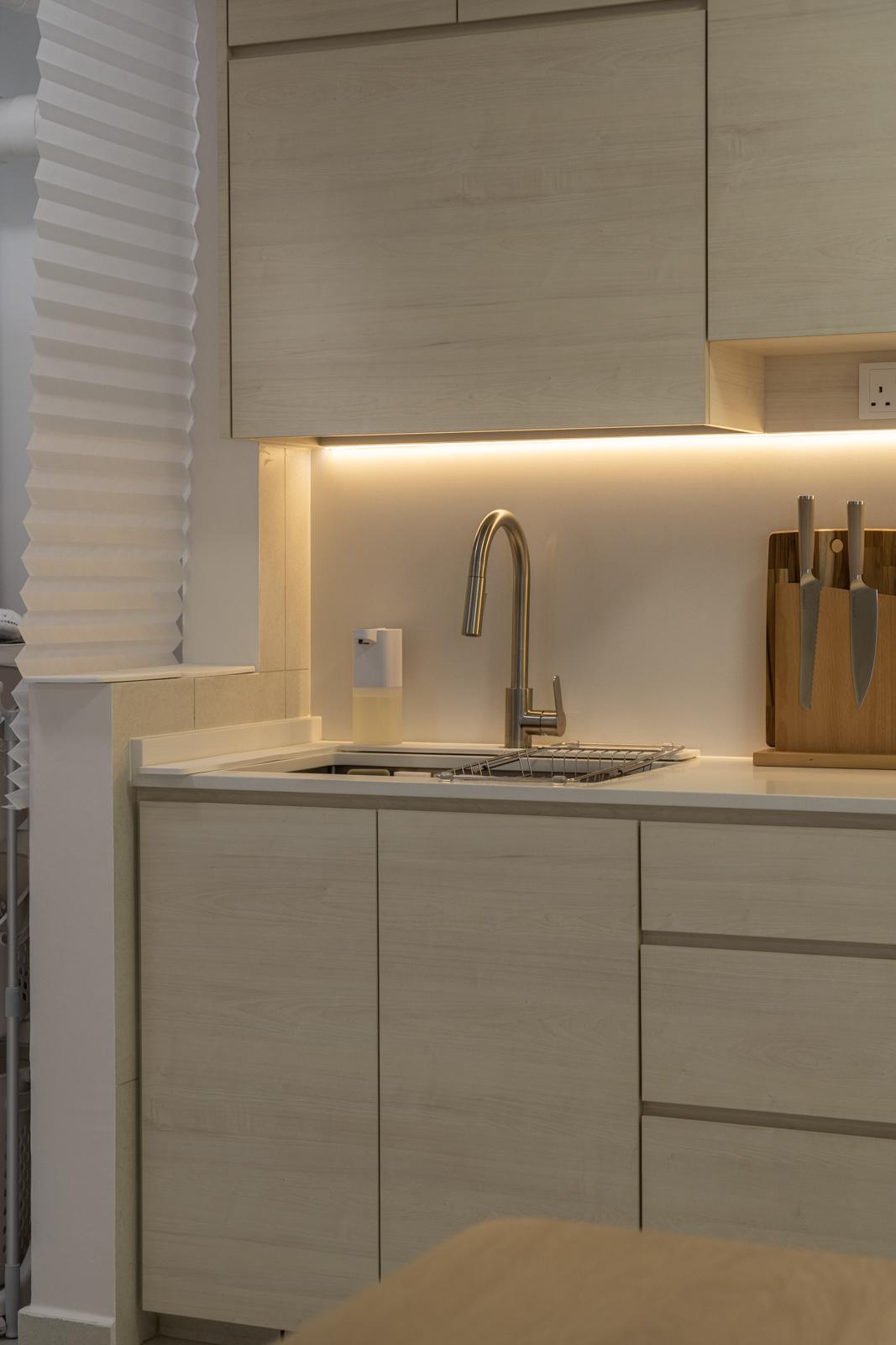 Minimalist Kitchen with Open Kitchen and Kitchen Backsplash