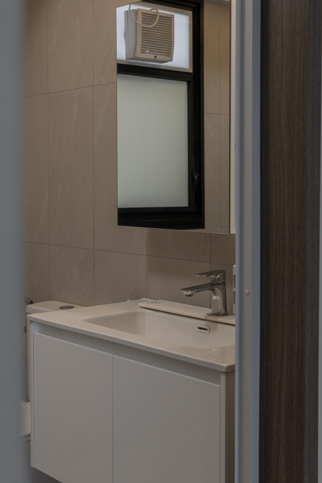 Minimalist Bathroom with Homogeneous Tiles and Mirror