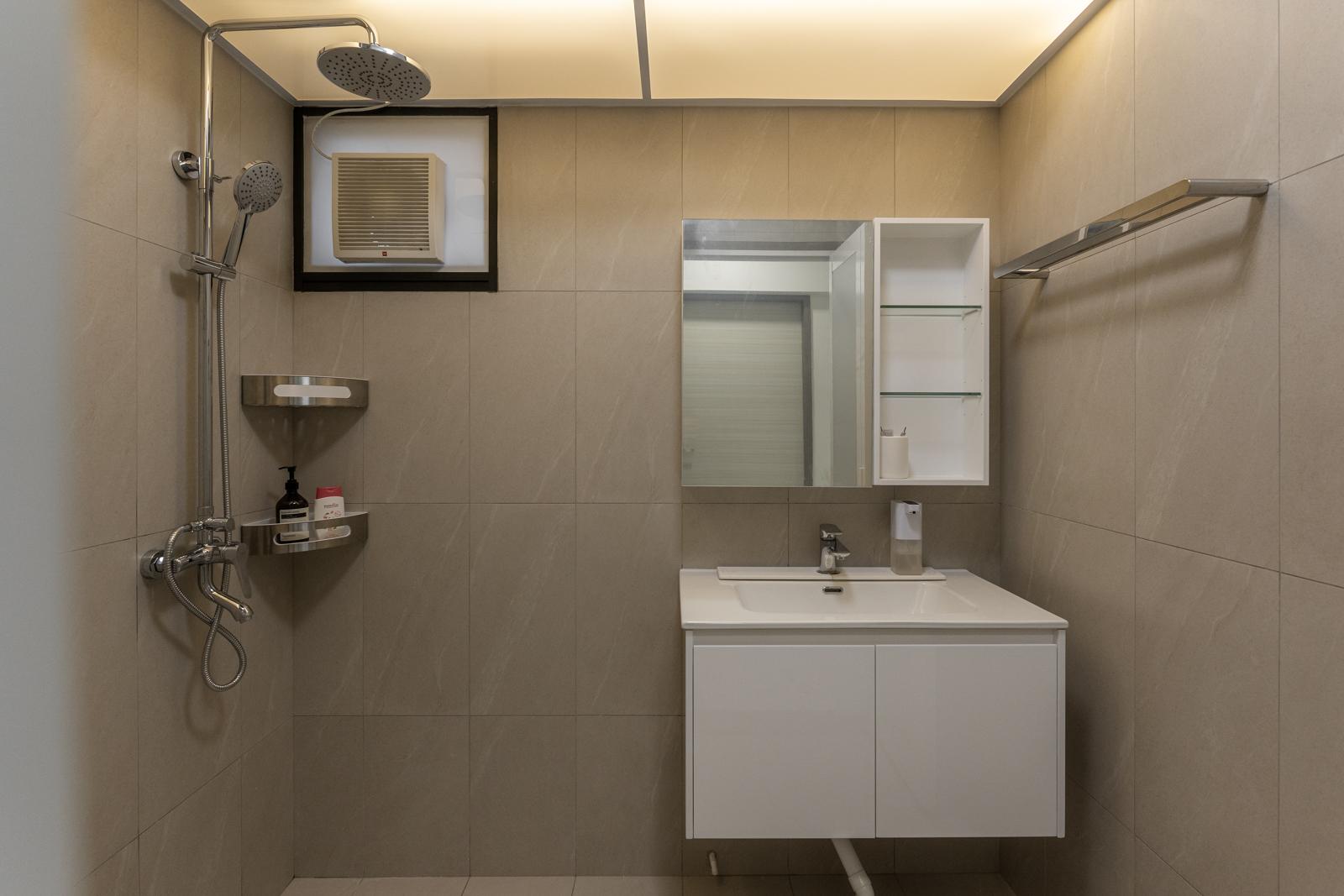 Minimalist Bathroom with Homogeneous Tiles and Mirror