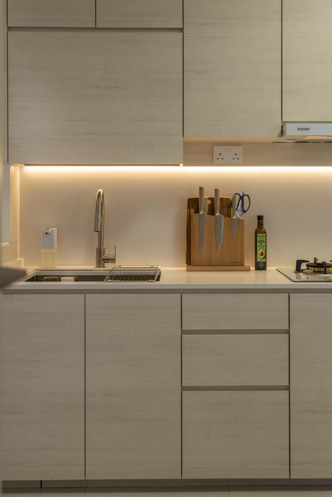 Minimalist Kitchen with Homogeneous Tiles and Open Kitchen