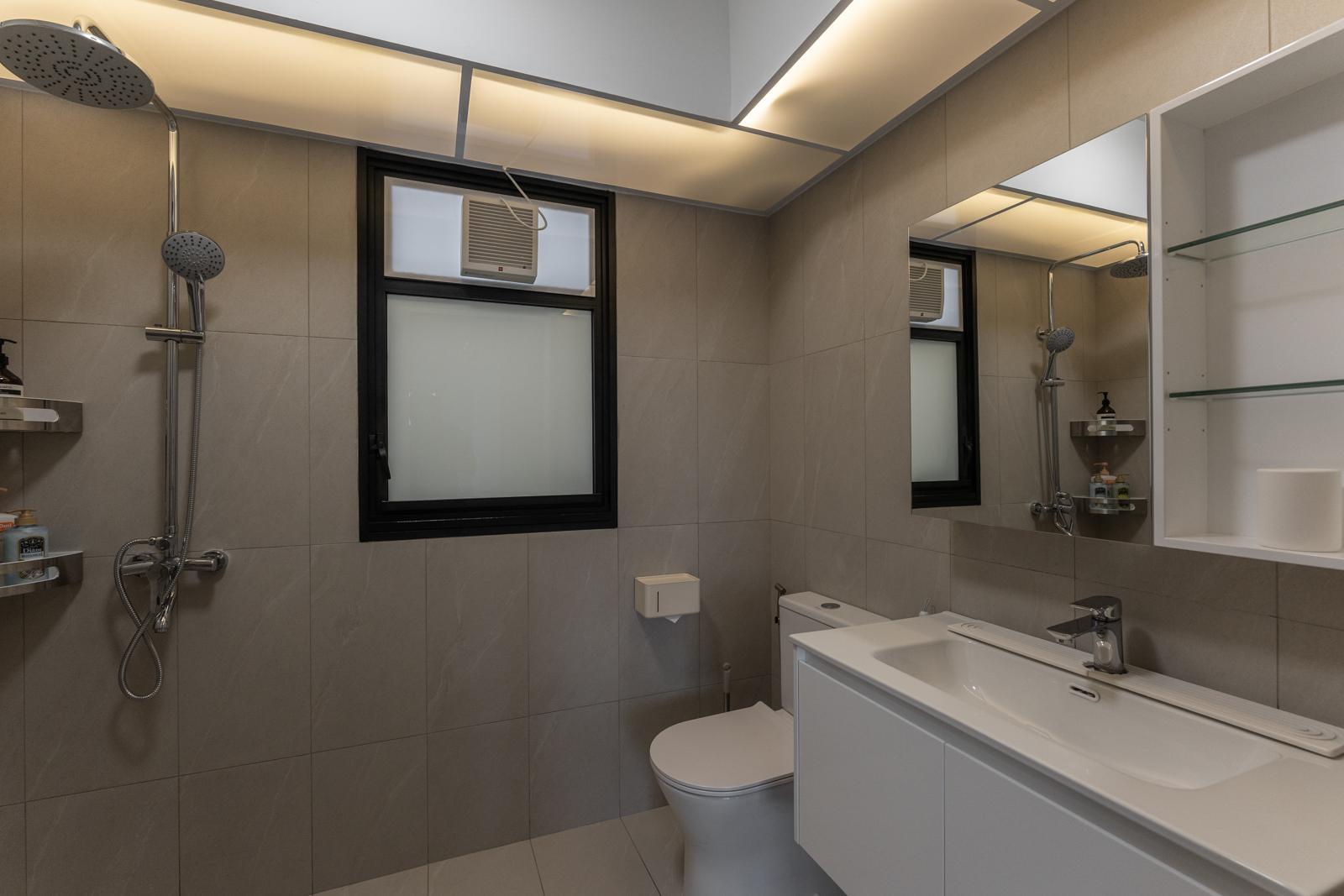 Minimalist Bathroom with Homogeneous Tiles and Mirror
