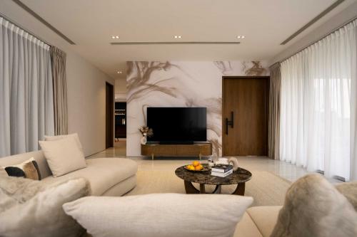 Modern Living Room at Reignwood Hamilton Scotts