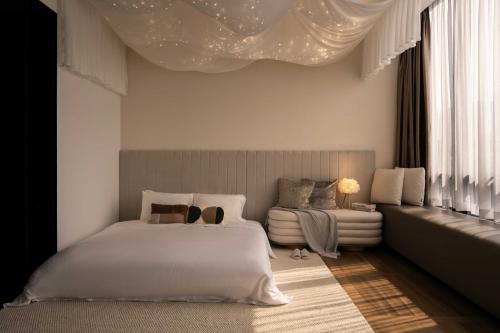 Modern Bedroom at Reignwood Hamilton Scotts