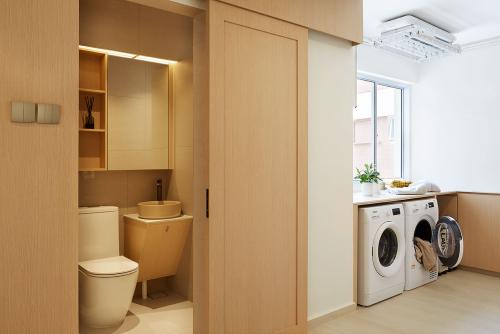 Minimalist Bathroom at Light and Spacious Living