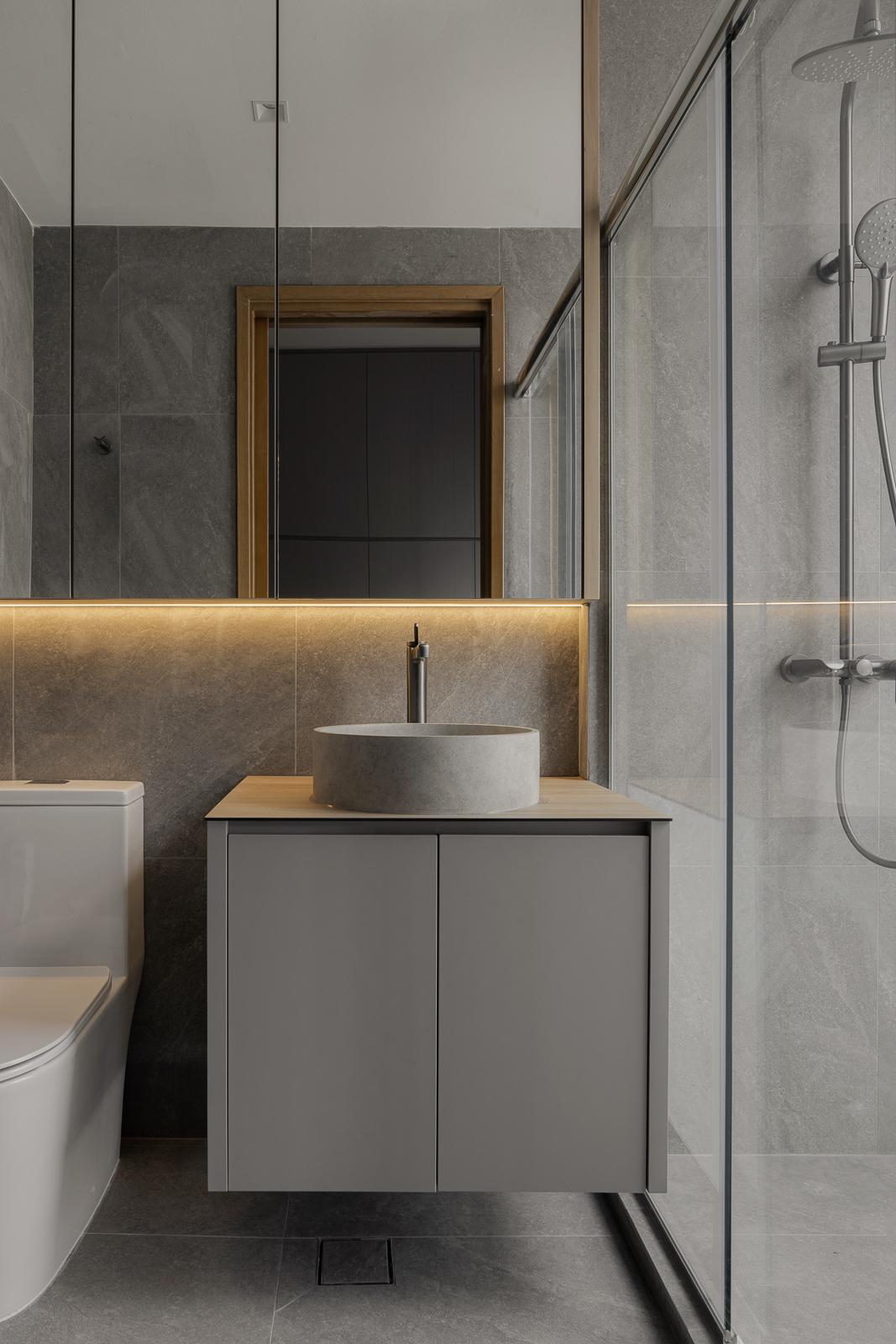 Modern Bathroom with Countertop and Homogeneous Tiles