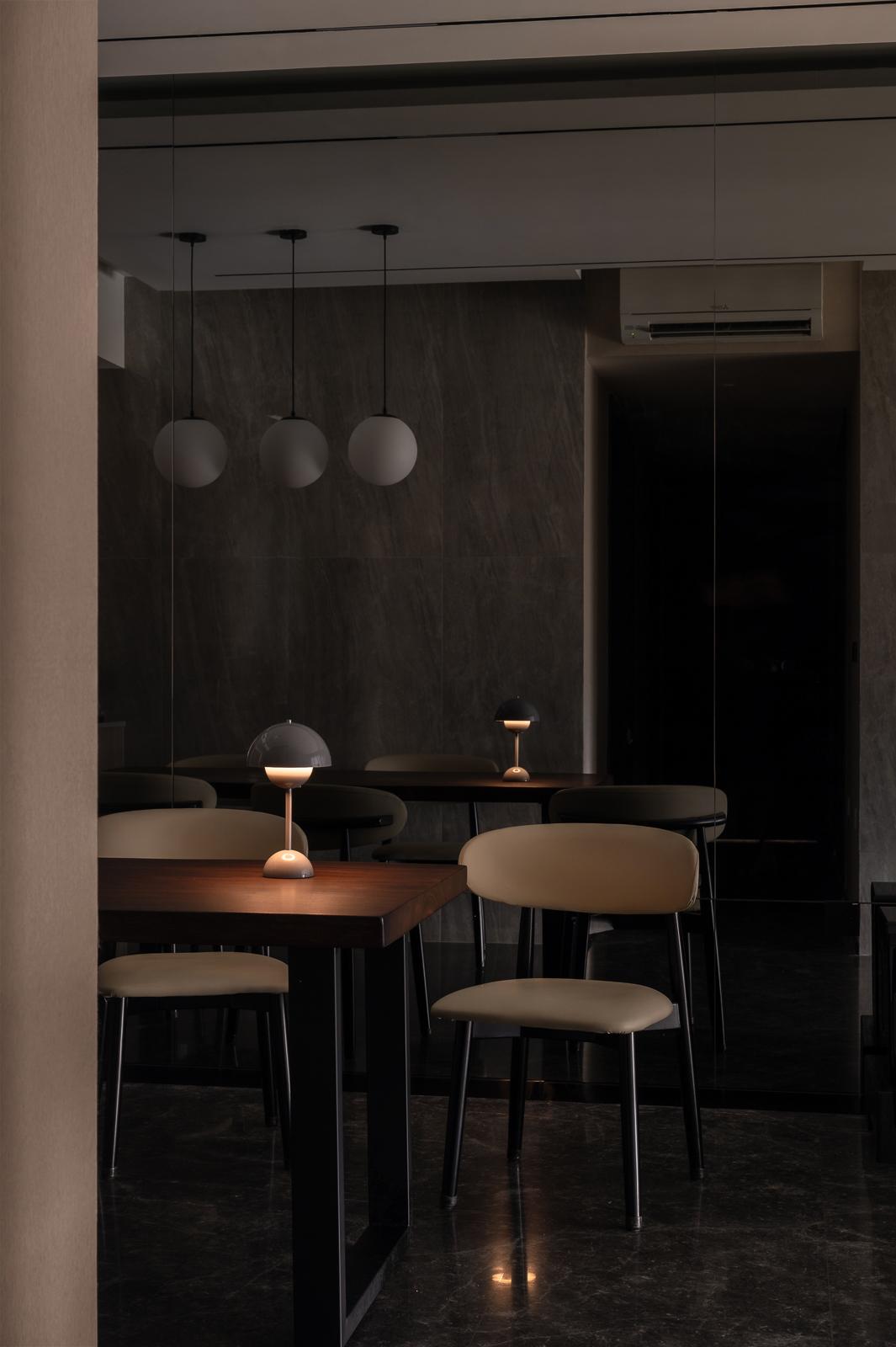 Modern Dining Room with Mirror and Cove Lighting