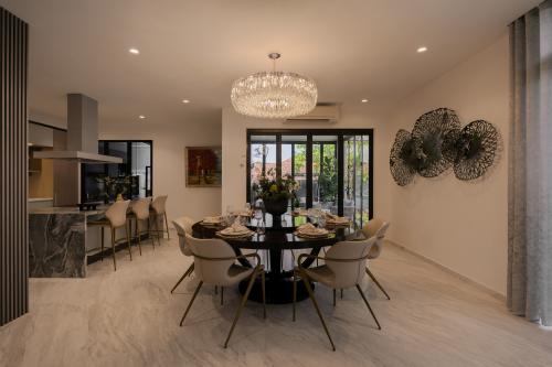 Contemporary Dining Room at Chartwell