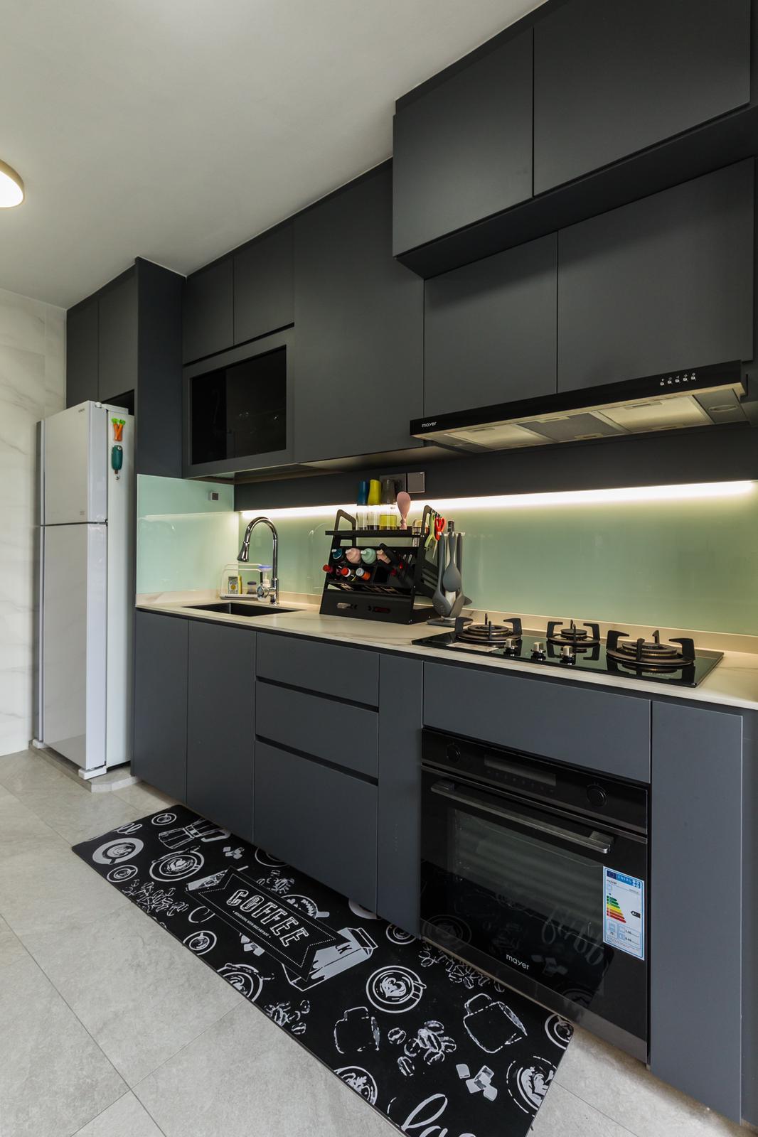 Minimalist Kitchen with Kitchen Backsplash and Kitchen Accessories