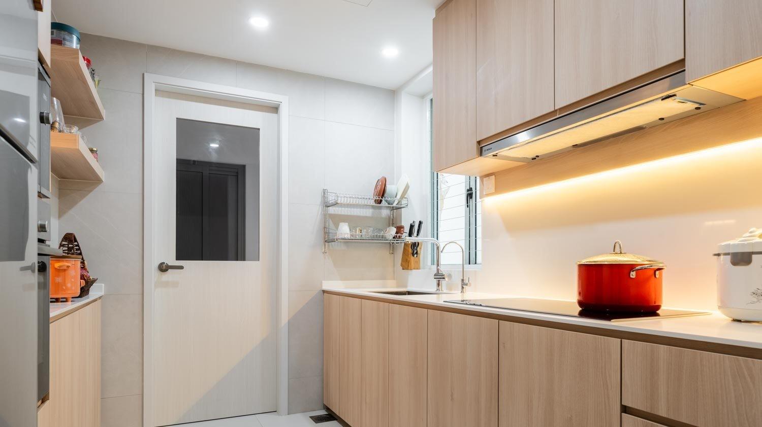Modern Kitchen with Countertop and Homogeneous Tiles