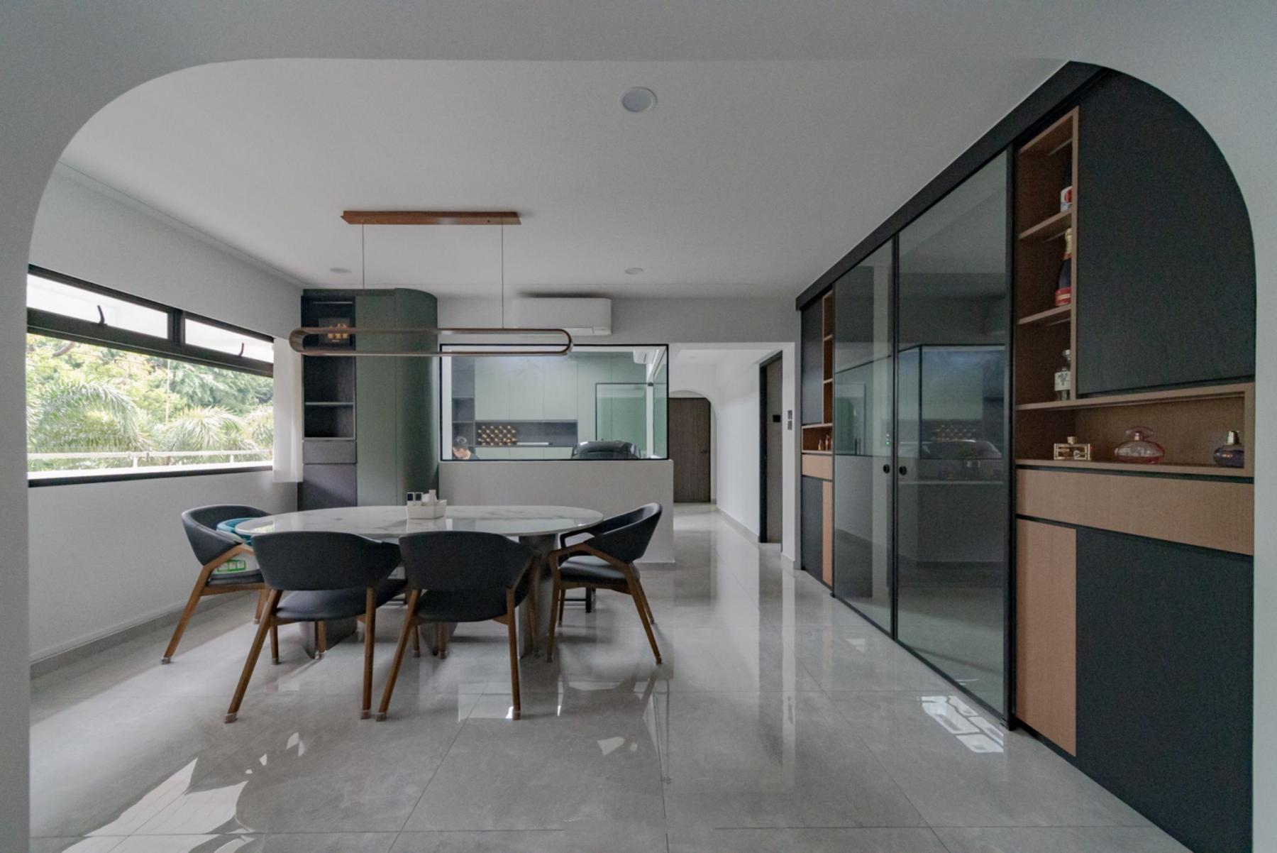 Modern Dining Room with Drop Ceiling and Dining Table