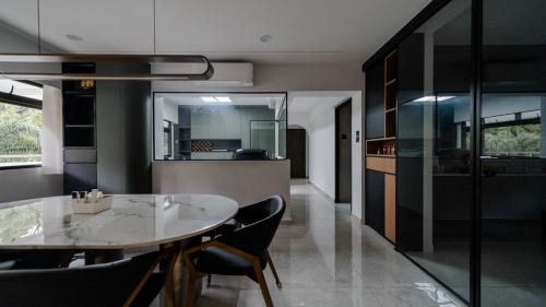 Modern Dining Room at 627 Bukit Batok Central