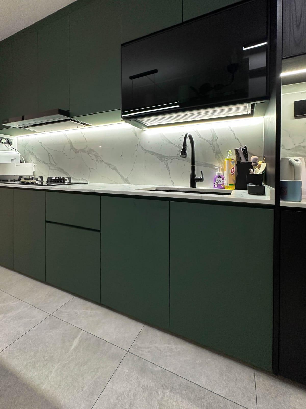 Modern Kitchen with Homogeneous Tiles and Kitchen Backsplash