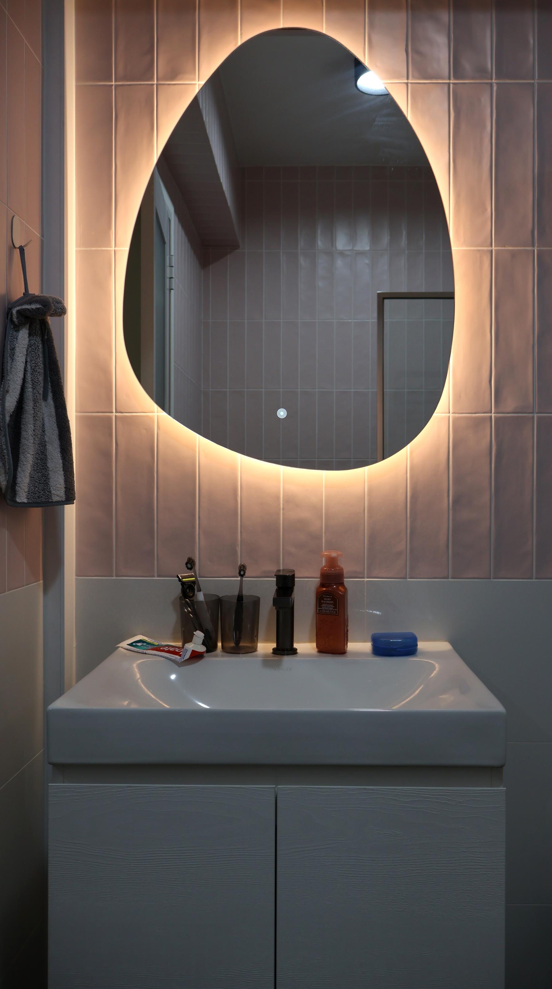 Minimalist Bathroom with Homogeneous Tiles and Mirror