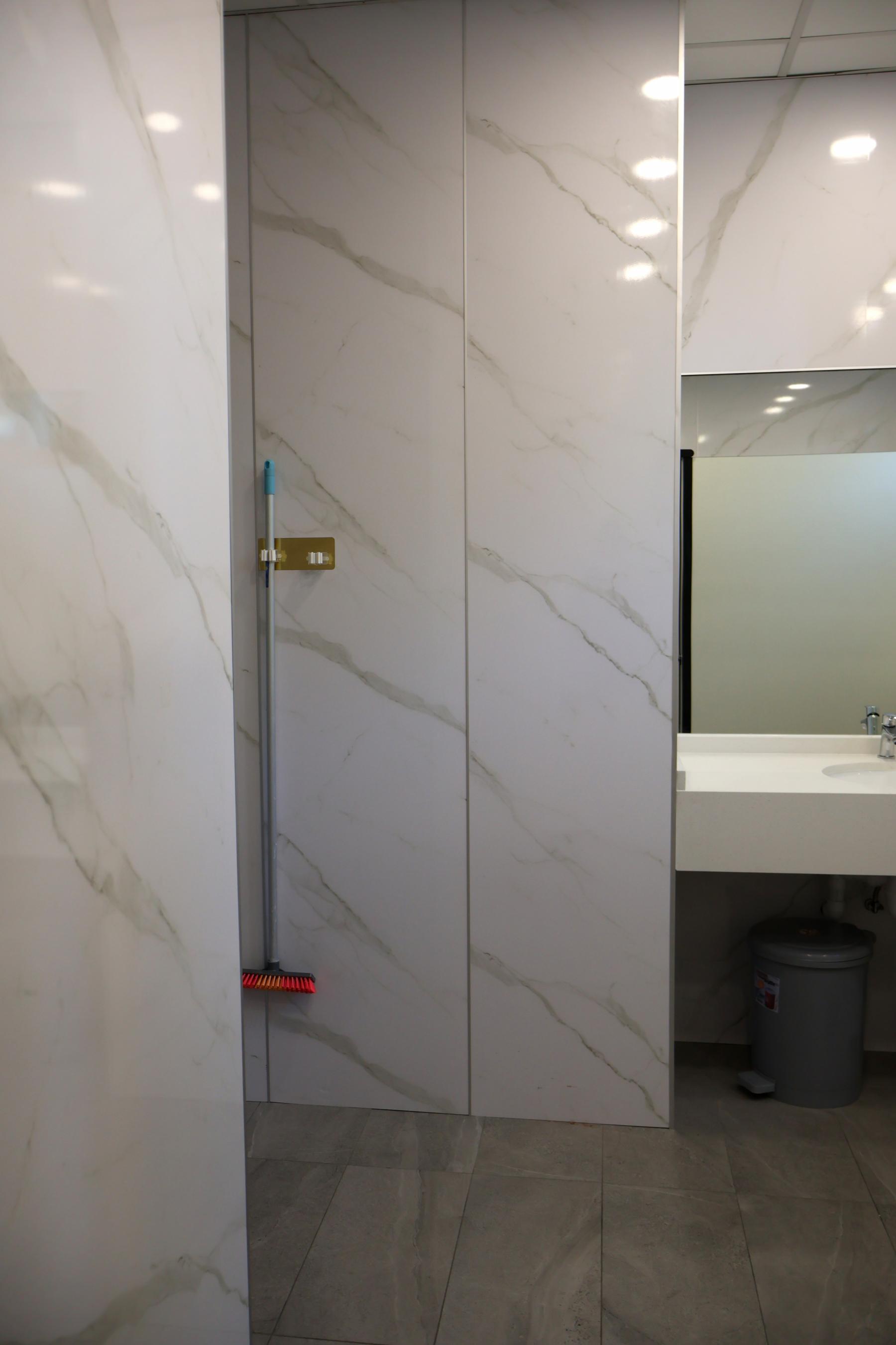 Minimalist Bathroom with Homogeneous Tiles and Mirror