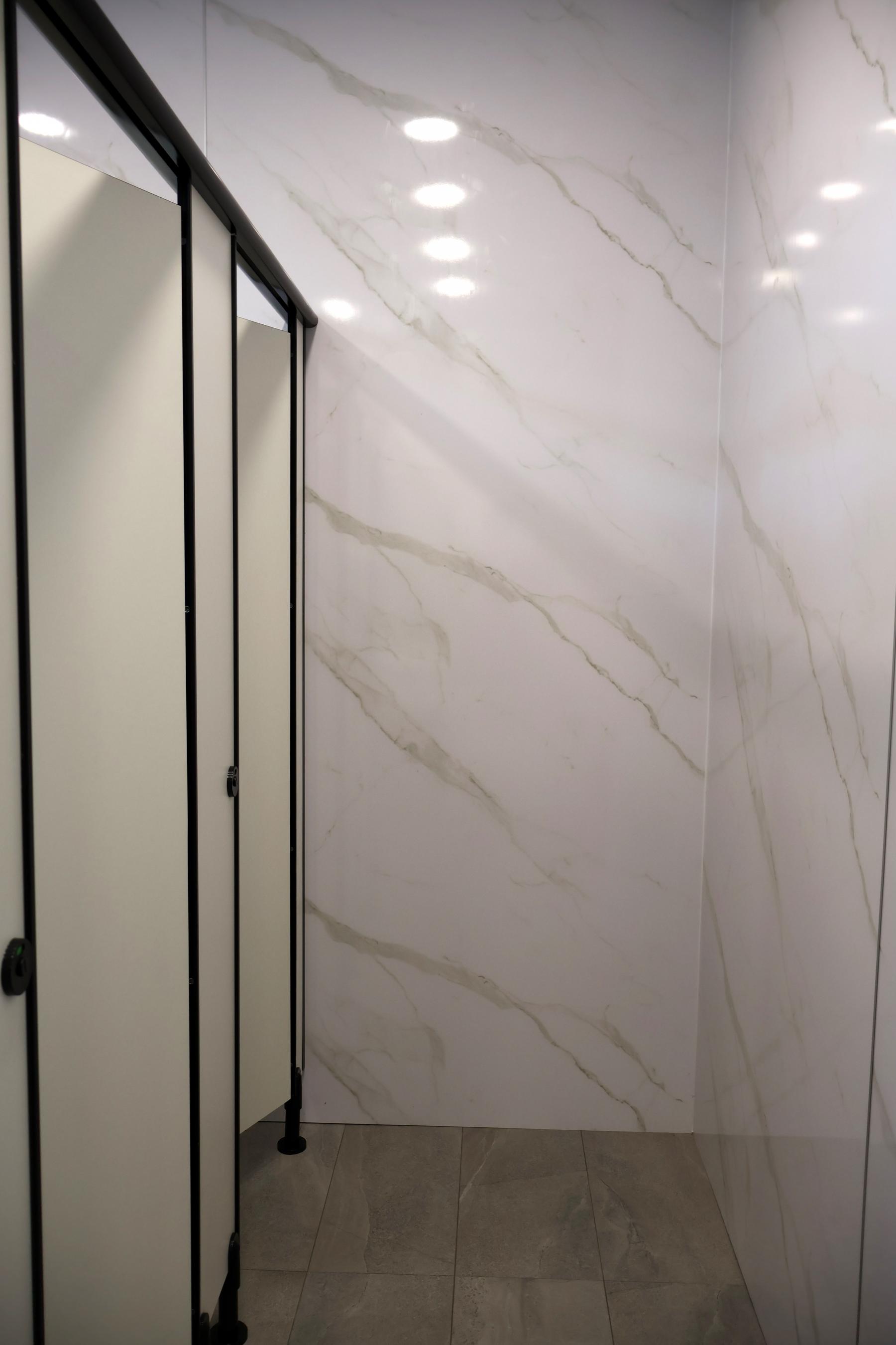 Minimalist Bathroom with Homogeneous Tiles and Feature Wall