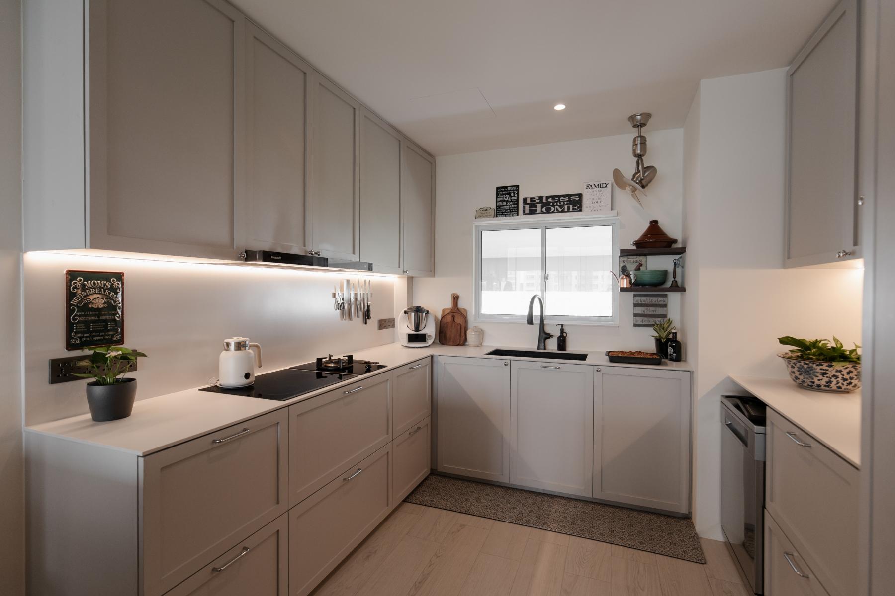 Vintage Kitchen with Countertop and Open Kitchen