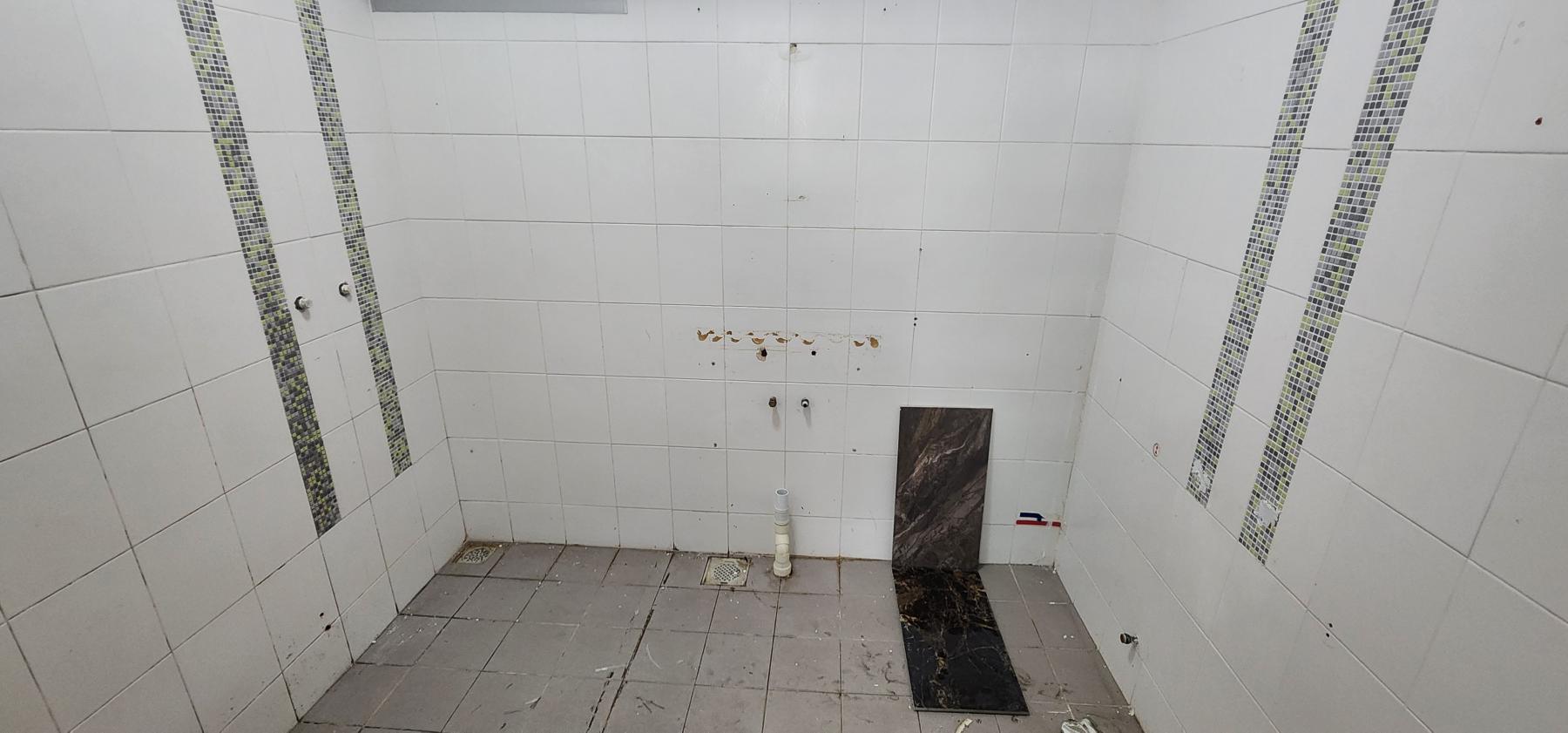 Modern Bathroom with Homogeneous Tiles and Bathroom Accessories