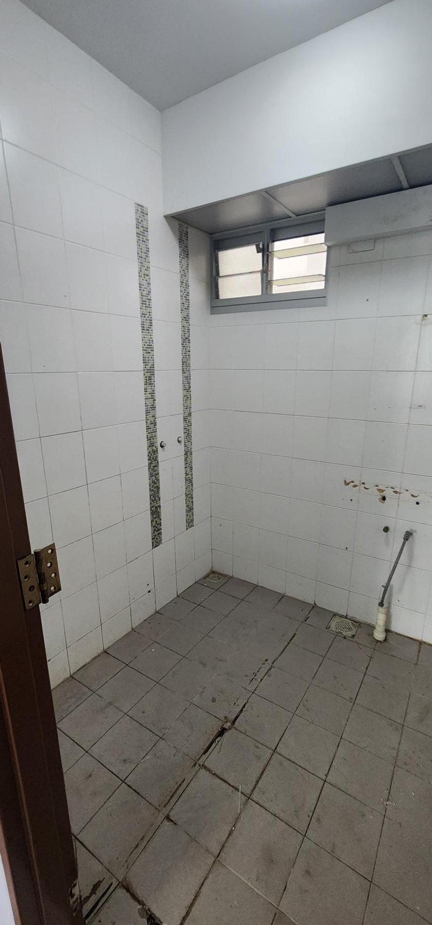 Modern Bathroom with Homogeneous Tiles and Tiles