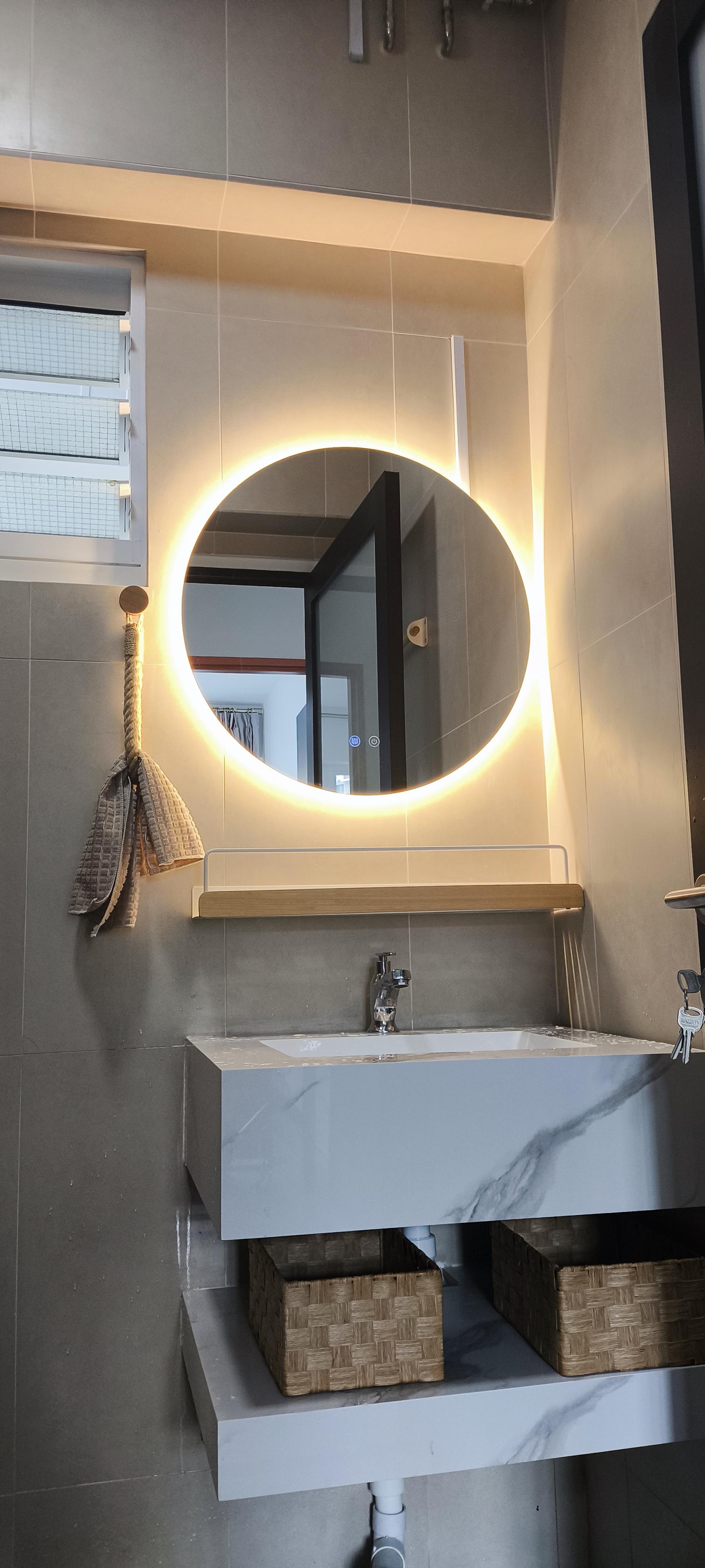 Modern Bathroom with Homogeneous Tiles and Mirror