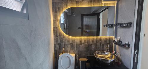 Modern Bathroom at 684B Edgefield