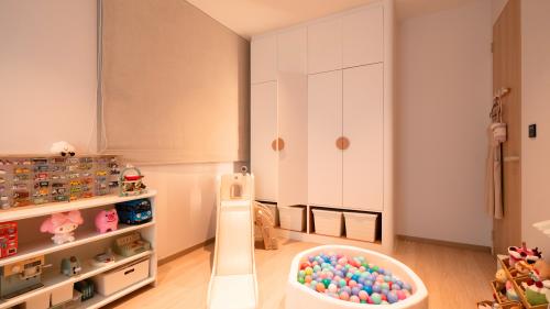 Minimalist Walk-in Wardrobe at The Venue Residence