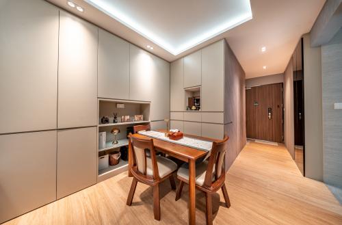 Modern Dining Room at 438A Northshore drive
