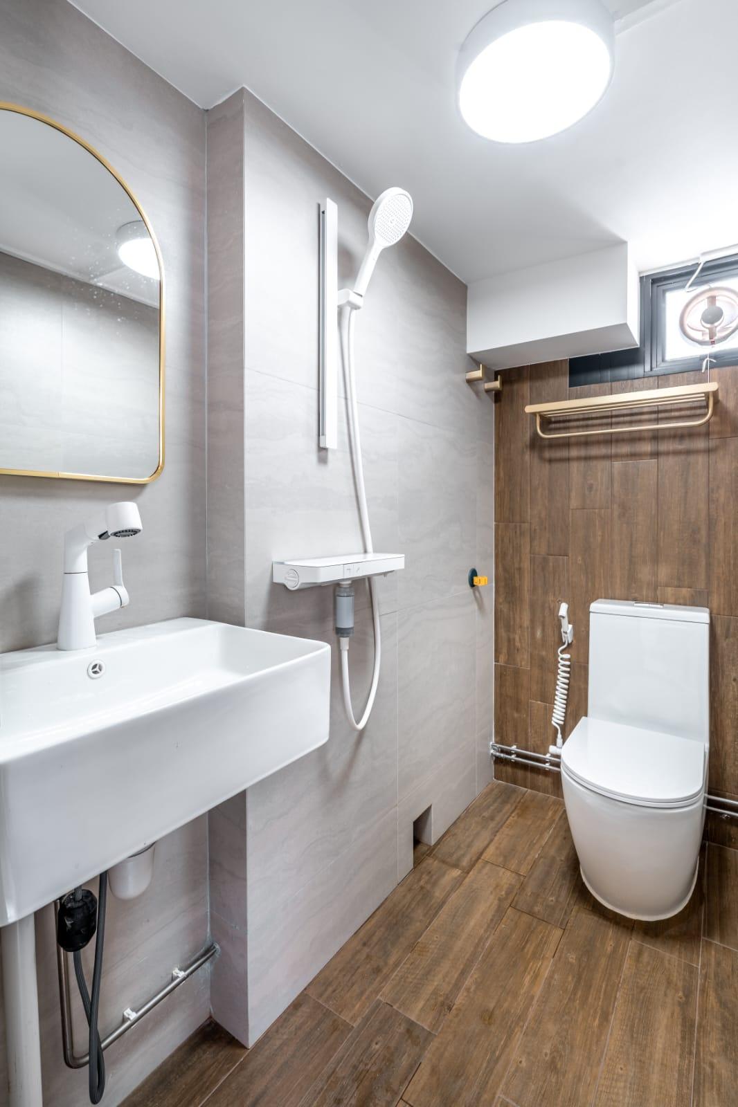Minimalist Bathroom with Homogeneous Tiles and Mirror