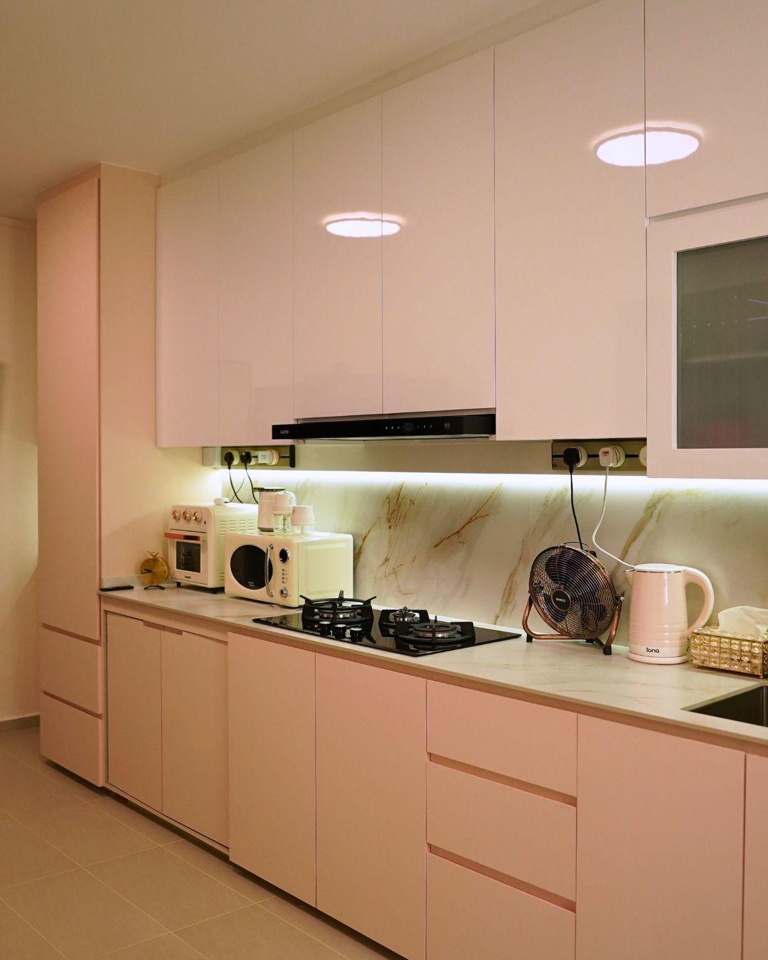 Modern Kitchen with Countertop and Homogeneous Tiles